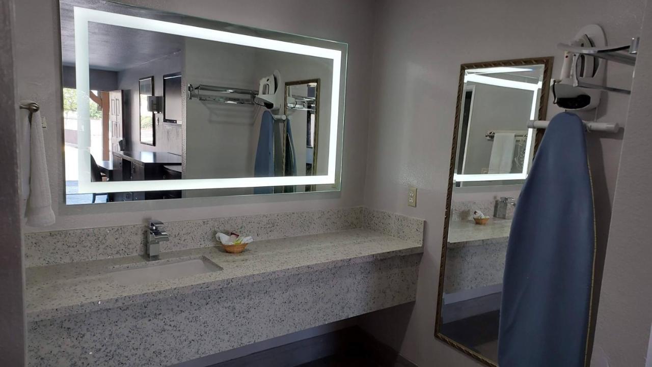 Regency Motel 3*